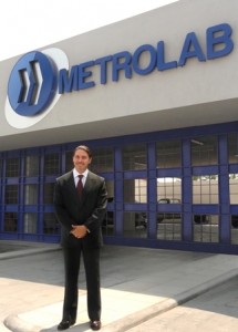El director de Metrolab a las afueras de las instalaciones de Metrolab