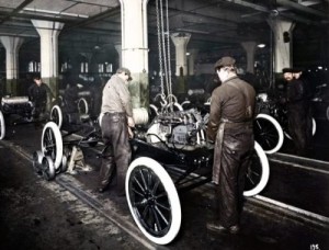 1913-Highland-Park-Moving-Assembly-Line Ford
