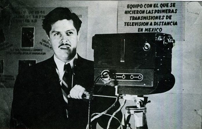 Guillermo González Camarena con equipo de su creación, en 1946 / Foto: Revista ICYT información científica y tecnológica. Oct 1989, VOL. 11, Num 157. México