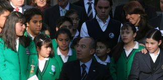 El presidente Felipe Calderón en la presentación del decreto para deducir colegiaturas