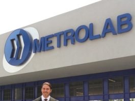 El director de Metrolab a las afueras de las instalaciones de Metrolab