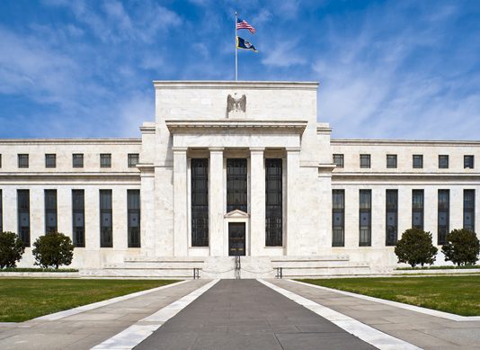 Mantiene FED tasa de interés en rango 5.25% a 5.50%; “ha habido una falta de mayores avances”