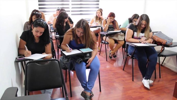capacitacion-bancaria-sillas-personas-escuela