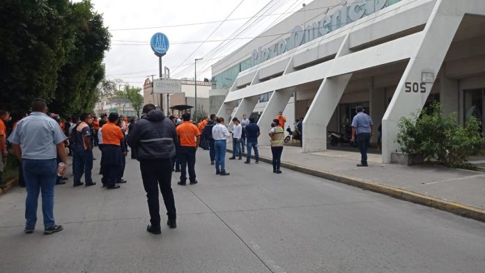 Manifestación de trabajadores de CONAGUA en Puebla.