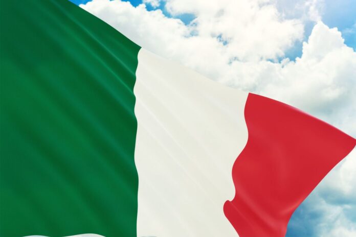que-hacer-en-roma-bandera-fiesta-republica-italiana-pin-and-travel-e1599636116598
