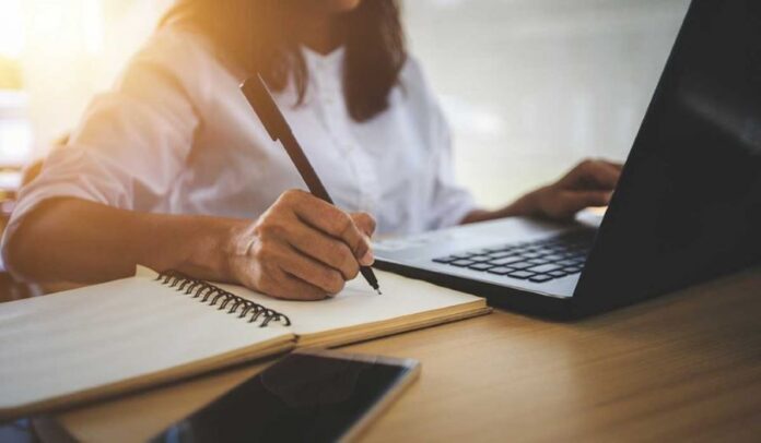laptop-pc-estudiar-clases-economia