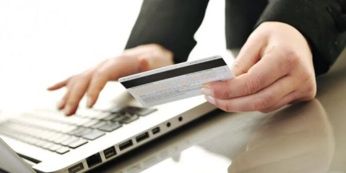 tarjeta-credito-bancadigital-economia-opera-laptop-tecnologia
