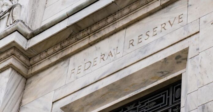 Funcionarios de la Fed dan sus razones para no subir tasa