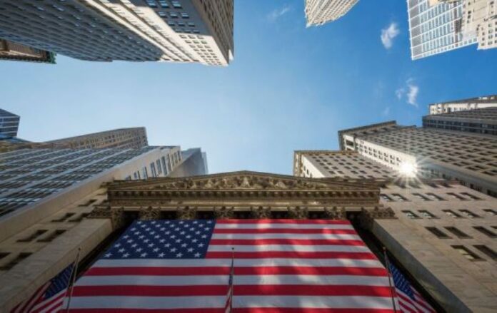 fed-estados-unidos-ec-economia-dolar-bandera-sube-baja