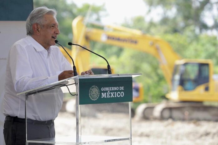 El presidente López Obrador emitió la tarde de este jueves un nuevo decreto que establece que todo lo referente a los proyectos