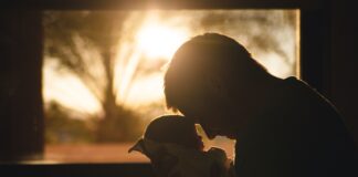 Por licencias de paternidad, padres latinoamericanos pasan poco tiempo con sus hijos recien nacidos