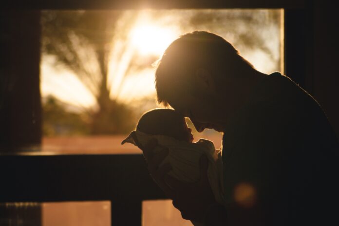 padres Por licencias de paternidad, padres latinoamericanos pasan poco tiempo con sus hijos recien nacidos