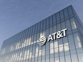 Caen acciones de AT&T a su nivel más bajo en treinta años