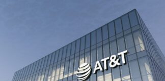 Caen acciones de AT&T a su nivel más bajo en treinta años