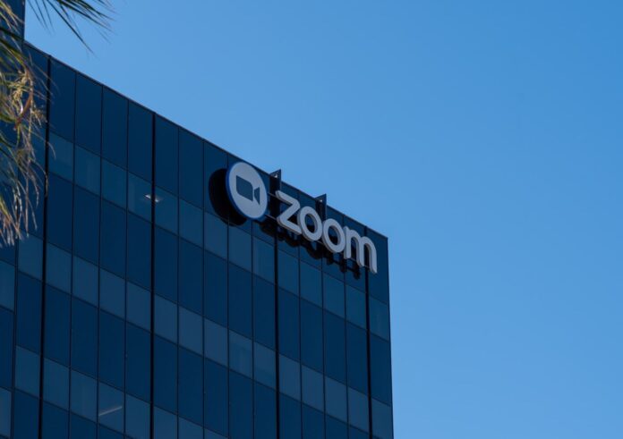 Zoom obtuvo ingresos superiores a los previstos por analistas