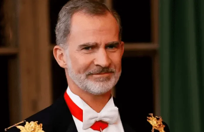 Ignora Felipe IV polémica por supuesta infidelidad y llama a españoles a mantener la unidad