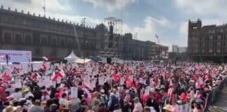 Convocatoria a "Marcha rosa" por la democracia logra llenar el Zócalo de la Ciudad de México