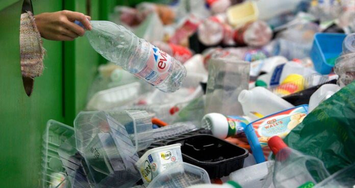 los recicladores suelen ser los trabajadores más marginados dentro de la cadena de valor del plástico; a menudo son estigmatizados y discriminados