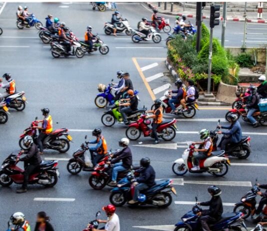 Sin orden el tránsito de motociclistas en la Ciudad de México. Violando la regla y el Estado de Derecho