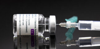 Vacuna contra COVID-19 de AstraZeneca es retirada de la UE; se planea retirarla en todo el mundo