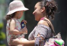 Enfrentan madres mexicanas desafíos para maternar y participar en el mercado laboral