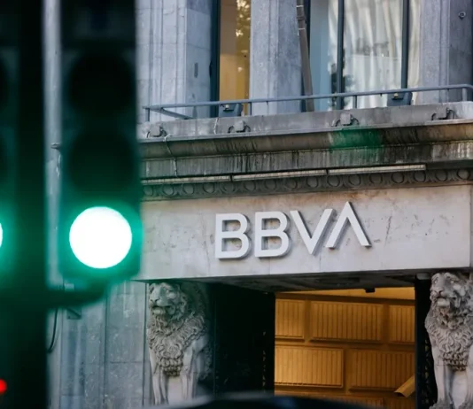 El banco español BBVA dijo el miércoles que había presentado una propuesta indicativa para fusionarse con Sabadell, valorando a su competidor más pequeño