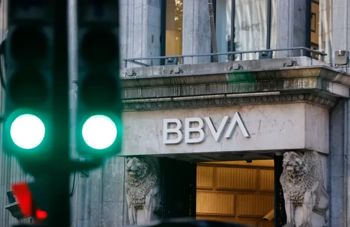 El banco español BBVA dijo el miércoles que había presentado una propuesta indicativa para fusionarse con Sabadell, valorando a su competidor más pequeño
