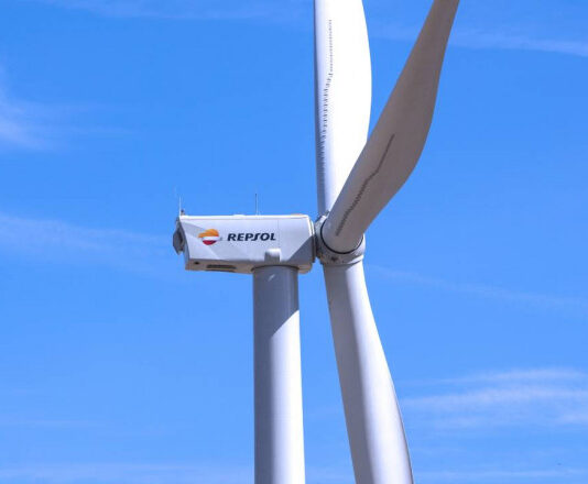 Repsol informó que suministrará electricidad renovable a Microsoft tras firmar seis contratos de compraventa virtual de electricidad