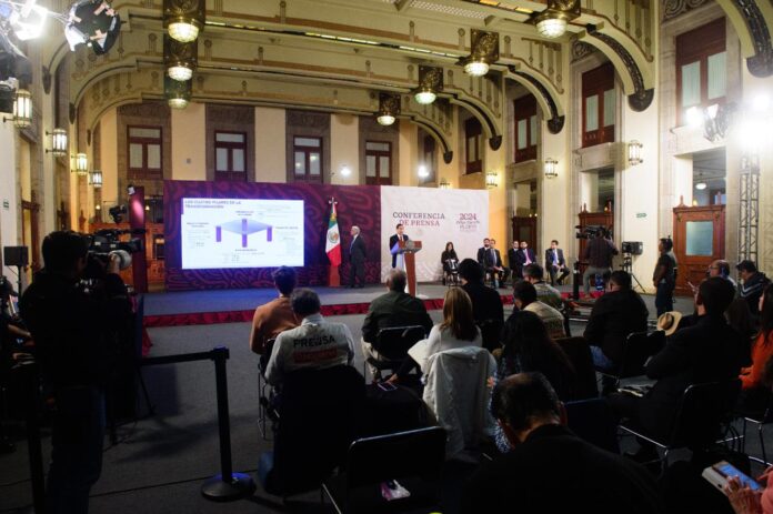 Transformación de la economía resultado de un “modelo mexicano” que con finanzas públicas sostenibles y deuda pública estable en 48.6% del PIB Transformación de la economía resultado de un “modelo mexicano” que con finanzas públicas sostenibles y deuda pública estable en 48.6% del PIB