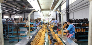 Esto ha afectado, al mismo tiempo, a empresas enfocadas en la industria del calzado como Timberland y, de forma escalonada, a empresas como la mexicana Flexi.
