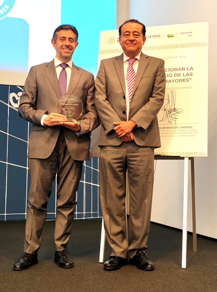 Oscar Rosado, presidente de la Condusef, y Luis Kuri, director general de Citibanamex Afore durante Condusef durante la entrega de la insignia Compromiso en la Atenci=_Windows-1252_ (3) (1)