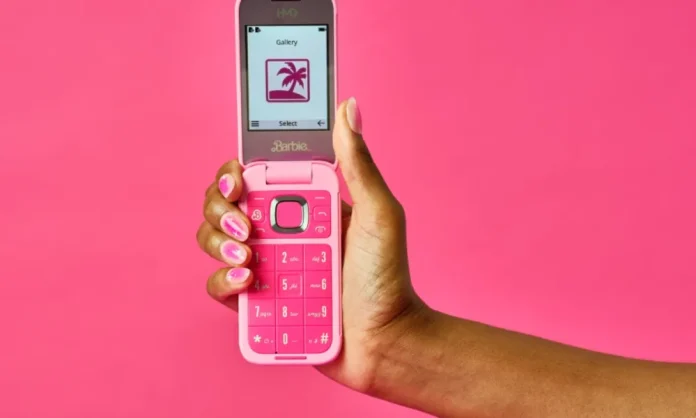 HMD Global agregó que el telefono contará con un teclado de color rosa Barbie y diseños ocultos con palmeras, corazones y flamencos que se iluminan HMD Global agregó que el telefono contará con un teclado de color rosa Barbie y diseños ocultos con palmeras, corazones y flamencos que se iluminan