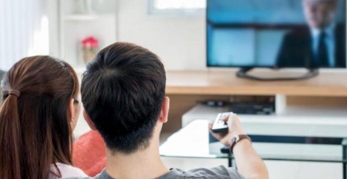 Algunos teóricos y sociólogos han analizado los fenómenos de los medios masivos, que incluyen los reality shows, desde diferentes enfoques. Algunos teóricos y sociólogos han analizado los fenómenos de los medios masivos, que incluyen los reality shows, desde diferentes enfoques.