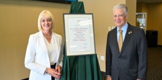 Art Rooney II, presidente de los Steelers de la NFL, recibió título honorífico de la Universidad de Exeter, por sus logros en el mundo deportivo y empresarial, así como por el impacto que ha tenido su filantropía, particularmente en la comunidad de Pittsburgh.