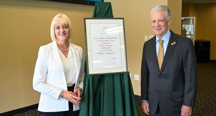 Art Rooney II, presidente de los Steelers de la NFL, recibió título honorífico de la Universidad de Exeter, por sus logros en el mundo deportivo y empresarial, así como por el impacto que ha tenido su filantropía, particularmente en la comunidad de Pittsburgh. Art Rooney II, presidente de los Steelers de la NFL, recibió título honorífico de la Universidad de Exeter, por sus logros en el mundo deportivo y empresarial, así como por el impacto que ha tenido su filantropía, particularmente en la comunidad de Pittsburgh.