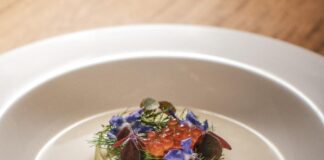 Tartar de jurel, pepino, aceite de salvia, dashi parmigiano, hueva de trucha ahumada