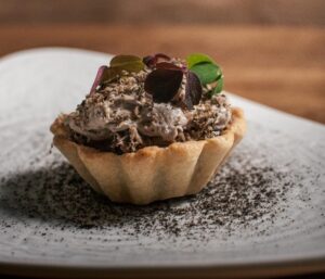 Tarta de faisán y hongos, espuma de hongos, yema de codorniz, polvo de tortilla tatemada