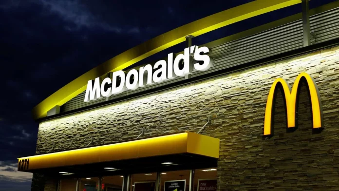 McDonalds la mayoría de los infectados por esta bacteria reportaron haber consumido la popular hamburguesa Quarter Pounder o Cuarto de Libra de McDonald's entre el 27 de septiembre