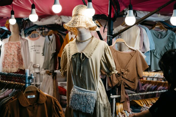 La venta de ropa de segunda mano, o second hand, ha crecido significativamente en los últimos años, y aunque ha impactado a la industria de la moda La venta de ropa de segunda mano, o second hand, ha crecido significativamente en los últimos años, y aunque ha impactado a la industria de la moda