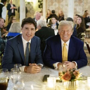 El primer ministro de Canadá, Justin Trudeau, comparte la foto de su cena con Trump pero la recorta