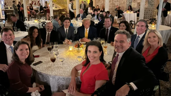 Desesperado por amenaza de guerra de aranceles, Trump viaja a Florida para hablar con Trump. En redes sociales comparten la foto del encuentro en medio de un festejo. Desesperado por amenaza de guerra de aranceles, Trump viaja a Florida para hablar con Trump. En redes sociales comparten la foto del encuentro en medio de un festejo.