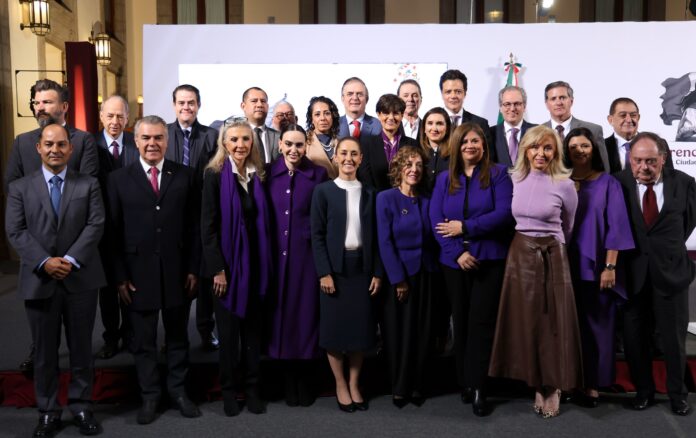 El CADERR está compuesto por 14 destacados empresarios y empresarias (siete mujeres y siete hombres). En conferencia de prensa, Altagracia Gómez Sierra, El CADERR está compuesto por 14 destacados empresarios y empresarias (siete mujeres y siete hombres). En conferencia de prensa, Altagracia Gómez Sierra,