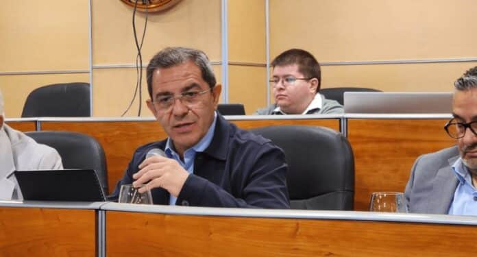 Carlos Gutiérrez Ruiz, representante del sector empresarial en el INFONAVIT. Con los cambios a la ley del organismo tripartita, su dirección podría desaparecer y perder su sueldo anual superior a 3.1 millones de pesos. Carlos Gutiérrez Ruiz, representante del sector empresarial en el INFONAVIT. Con los cambios a la ley del organismo tripartita, su dirección podría desaparecer y perder su sueldo anual superior a 3.1 millones de pesos.