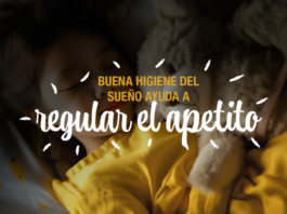 El sueño infantil: aliado clave para una vida saludable; mamás y papás, clave para fomentar buenos hábitos La calidad y cantidad del sueño diario juegan un papel fundamental en el desarrollo físico y mental de los niños. Dormir poco o a deshoras puede influir en la producción y el equilibrio de hormonas que regulan el apetito, lo que podría afectar su salud a largo plazo. Un estudio realizado en España entre 2018 y 2020, publicado en la edición inglesa de Endocrinología, Diabetes y Nutrición, analizó la relación entre hábitos de sueño y alimentación en niños y adolescentes con obesidad. Los resultados indicaron que la diferencia en el número de horas de sueño entre fines de semana y días laborables se correlaciona con un mayor grado de obesidad y, de manera negativa, con el tiempo dedicado a la actividad física. Además, el estudio señala que para abordar la obesidad infantil es fundamental establecer horarios regulares de comidas y sueño, así como una adecuada distribución calórica a lo largo del día y la promoción del ejercicio. Por otra parte, un análisis publicado en la Revista Chilena de Psiquiatría, Neurología, Infancia y Adolescencia, consultado por el Laboratorio de Datos contra la Obesidad (LabDO), destaca que el deterioro del sueño afecta la calidad de vida de los niños y sus familias, y tiene consecuencias neurocognitivas negativas, como problemas en la consolidación de la memoria y en la capacidad de atención. En un estudio realizado a 308 preescolares y adolescentes chilenos, se identificó que el 19% presentaba dificultad para conciliar el sueño, el 85% de estos tardaba más de 30 minutos en dormirse, el 6% despertaba más de dos veces por noche y el 34% consumía bebidas estimulantes. La Organización Mundial de la Salud (OMS) recomienda que los niños duerman un tiempo adecuado según su edad: entre 12 y 16 horas para bebés de hasta un año; entre 11 y 14 horas para niños de 1 a 2 años; entre 10 y 13 horas hasta los 4 años; al menos 10 horas diarias entre los 6 y 11 años, y un mínimo de 8 horas en la adolescencia. Para el tratamiento de la obesidad infantil, los expertos sugieren una intervención multidisciplinaria que contemple no solo la alimentación, sino también la reducción del sedentarismo, la participación familiar en el tratamiento y, en algunos casos, la evaluación de factores psicosociales. En este sentido, madres y padres juegan un papel crucial en la creación de hábitos saludables de sueño. Los especialistas recomiendan establecer rutinas antes de dormir, respetar horarios y espacios destinados al descanso, y evitar el uso de pantallas o dispositivos electrónicos al menos dos horas antes de acostarse. Estas prácticas pueden contribuir significativamente a mejorar la salud y bienestar de los niños y adolescentes.