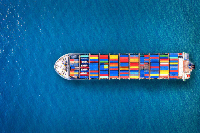 Aerial view of container cargo ship in sea. México reforzó su imagen como un importante socio comercial