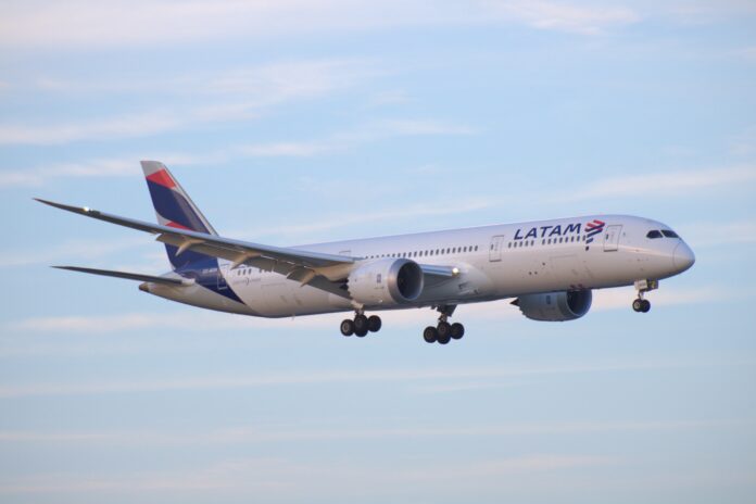 Boeing_787-9_Dreamliner_CC-BGN_(4-14-2024) LATAM entre las 5 aerolíneas más puntuales del mundo