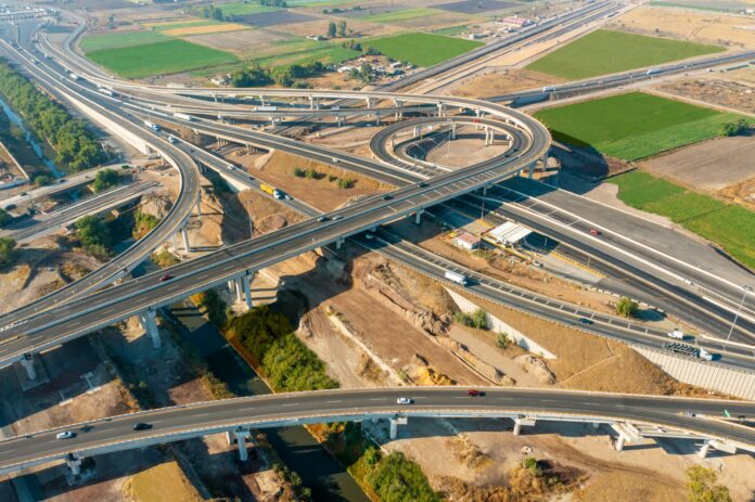Las concesiones carreteras en México y la colaboración posible entre gobierno y empresas Las concesiones carreteras en México y la colaboración posible entre gobierno y empresas