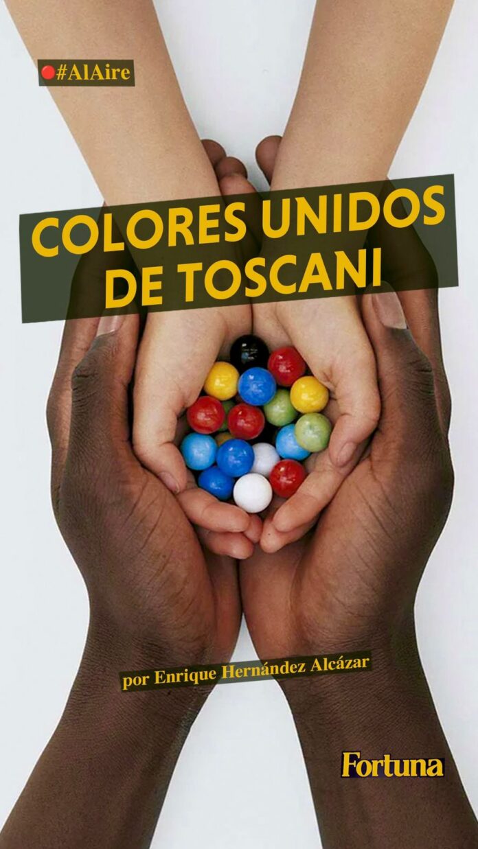 Enrique Hernández Alcázar En un parabús, en un centro comercial o en la televisión. Alguna vez, sin duda, nos topamos con alguna fotografía publicitaria de Oliviero Toscani. Y quizá muchos no sabíamos que la imagen era producto de la inquisitiva lente de su cámara. De la mirada aguda de su cerebro. Un sacerdote besando en la boca a una monja. Una persona con VIH en su lecho de muerte. Una modelo anoréxica posando desnuda. Hombres blancos, asiáticos y negros abrazando a mujeres asiáticas, negras y blancas. Niños afro con niñas caucásicas. El Papa Benedicto XVI besando al imán de El Cairo. Barak Obama en pleno ósculo con Hugo Chávez. ¿Quién dice que no se puede hacer protesta social desde el capitalismo? La muestra más visible fue Oliviero Toscani, el gran fotógrafo y publicista italiano que murió este lunes a los 82 años de edad. Su legado es ya imborrable para la industria de la moda y la creatividad, especialmente a través de sus irreverentes campañas para Benetton. Sus imágenes no podían dejar indiferente a quien las observaba. Lo mismo concientizaba sobre la pandemia del VIH en los años ochenta, que sobre la homofobia y el racismo nuestros de cada día. Si hubiera nacido en el Siglo XXI, sería un potente ‘influencer’ desde Instagram o Pinterest. Sí, uno de esos ‘creadores de contenido’ de los que tanto detestaba al final de sus días, porque cuando se le preguntaba su mirada sobre las redes sociales cargaba en su contra y las tachaba de “idiotizarnos”. Como se le tachaba a la televisión cuando Toscani tenía 8 años. El denominador común de la obra de Oliviero Toscani es la condición humana. No cabe duda. La diversidad racial, étnica, sexual, política y sobre todo la empatía y la compasión. Y aunque los temas recurrentes en sus gráficas pueden ser vistas hoy como ‘progres’ o ‘buena onditas’, en sus tiempos fueron amenazadas con condenas, intentos de cancelación (antes de que se hiciera popular esta práctica) y con censura dura y pura. Incluso la propia compañía Benetton lo despidió como su principal creativo en el año 2000, cuando Toscani decidió hacer la campaña para la marca a partir de retratos de personas condenadas a muerte en diversos países. La provocación, la irrevencia y la incorrección política de Toscani nos harán mucha falta en estos días por vivir. Él empezó a hacer fotomontajes increíbles antes del Photoshop y mucho antes de la Inteligencia Artificial. Lo hacía casi artesanalmente. Con oficio y con creatividad. Con arte en toda la extensión de la palabra. “No quería provocar un shock en nadie, pero sí generar sorpresa. No es lo mismo. Ahora, inmediatamente todo se convierte en una tragedia. Por eso hay que puntualizar que estar sorprendido no es lo mismo que conmocionado. Enfrente de una pintura de Salvador Dalí o de Picasso, te sorprendes. El arte se creó para sorprender. Para mí, los mejores artistas son los que son capaces de causar esa sorpresa. El arte debe hacerte pensar. Si no lo hace, no es buen arte”, le dijo hace un par de años a la revista EnclaveODS. Ojalá que a través de las lentes de muchos otros creadores y artistas se pueda compensar su ausencia. Estoy seguro que así será. Para hablar de Oliviero Toscani, la verdad, sobran las palabras. Mejor les comparto estas imágenes del gran artista milanés. Disfruten. Tomada en 1975 por Oliviero Toscani, esta subversiva fotografía sitúa a Andy Warhol en el centro como fotógrafo y sujeto, visto sosteniendo una cámara Polaroid de la que emerge su autorretrato. Esta fotografía se utilizó para la marca Polaroid. El fotógrafo y el artista siguieron siendo amigos hasta el fallecimiento de Warhol. Realizada en 1989, un año extraordinario en la historia del mundo, esta fotografía de Oliviero Toscani es un testimonio de la realidad moderna y de la idea de que la cualidad humana más noble reside en la celebración de la diferencia. Esta fotografía, en la que aparece una mujer negra amamantando a un niño blanco, se utilizó para una campaña de United Colors of Benetton. Esta estupenda fotografía de 1990, una de las obras más icónicas de Oliviero Toscani, simboliza la idea de que la diversidad une. Obra de arte singular de valor intemporal, esta pieza se utilizó para una campaña de United Colors of Benetton. El amor es universal, no hay amor profano ni sagrado. Esta fotografía, una de las obras más icónicas y distintivas de Oliviero Toscani, fue realizada en 1991. Imagen controvertida que ha sido objeto de diversas censuras. Esta fotografía fue realizada en 1996 y simboliza la idea de que no hay raza, partiendo del corazón. Esta fotografía se utilizó para una campaña de United Colors of Benetton. Enrique Hernández Alcázar En un parabús, en un centro comercial o en la televisión. Alguna vez, sin duda, nos topamos con alguna fotografía publicitaria de Oliviero Toscani. Y quizá muchos no sabíamos que la imagen era producto de la inquisitiva lente de su cámara. De la mirada aguda de su cerebro. Un sacerdote besando en la boca a una monja. Una persona con VIH en su lecho de muerte. Una modelo anoréxica posando desnuda. Hombres blancos, asiáticos y negros abrazando a mujeres asiáticas, negras y blancas. Niños afro con niñas caucásicas. El Papa Benedicto XVI besando al imán de El Cairo. Barak Obama en pleno ósculo con Hugo Chávez. ¿Quién dice que no se puede hacer protesta social desde el capitalismo? La muestra más visible fue Oliviero Toscani, el gran fotógrafo y publicista italiano que murió este lunes a los 82 años de edad. Su legado es ya imborrable para la industria de la moda y la creatividad, especialmente a través de sus irreverentes campañas para Benetton. Sus imágenes no podían dejar indiferente a quien las observaba. Lo mismo concientizaba sobre la pandemia del VIH en los años ochenta, que sobre la homofobia y el racismo nuestros de cada día. Si hubiera nacido en el Siglo XXI, sería un potente ‘influencer’ desde Instagram o Pinterest. Sí, uno de esos ‘creadores de contenido’ de los que tanto detestaba al final de sus días, porque cuando se le preguntaba su mirada sobre las redes sociales cargaba en su contra y las tachaba de “idiotizarnos”. Como se le tachaba a la televisión cuando Toscani tenía 8 años. El denominador común de la obra de Oliviero Toscani es la condición humana. No cabe duda. La diversidad racial, étnica, sexual, política y sobre todo la empatía y la compasión. Y aunque los temas recurrentes en sus gráficas pueden ser vistas hoy como ‘progres’ o ‘buena onditas’, en sus tiempos fueron amenazadas con condenas, intentos de cancelación (antes de que se hiciera popular esta práctica) y con censura dura y pura. Incluso la propia compañía Benetton lo despidió como su principal creativo en el año 2000, cuando Toscani decidió hacer la campaña para la marca a partir de retratos de personas condenadas a muerte en diversos países. La provocación, la irrevencia y la incorrección política de Toscani nos harán mucha falta en estos días por vivir. Él empezó a hacer fotomontajes increíbles antes del Photoshop y mucho antes de la Inteligencia Artificial. Lo hacía casi artesanalmente. Con oficio y con creatividad. Con arte en toda la extensión de la palabra. “No quería provocar un shock en nadie, pero sí generar sorpresa. No es lo mismo. Ahora, inmediatamente todo se convierte en una tragedia. Por eso hay que puntualizar que estar sorprendido no es lo mismo que conmocionado. Enfrente de una pintura de Salvador Dalí o de Picasso, te sorprendes. El arte se creó para sorprender. Para mí, los mejores artistas son los que son capaces de causar esa sorpresa. El arte debe hacerte pensar. Si no lo hace, no es buen arte”, le dijo hace un par de años a la revista EnclaveODS. Ojalá que a través de las lentes de muchos otros creadores y artistas se pueda compensar su ausencia. Estoy seguro que así será. Para hablar de Oliviero Toscani, la verdad, sobran las palabras. Mejor les comparto estas imágenes del gran artista milanés. Disfruten. Tomada en 1975 por Oliviero Toscani, esta subversiva fotografía sitúa a Andy Warhol en el centro como fotógrafo y sujeto, visto sosteniendo una cámara Polaroid de la que emerge su autorretrato. Esta fotografía se utilizó para la marca Polaroid. El fotógrafo y el artista siguieron siendo amigos hasta el fallecimiento de Warhol. Realizada en 1989, un año extraordinario en la historia del mundo, esta fotografía de Oliviero Toscani es un testimonio de la realidad moderna y de la idea de que la cualidad humana más noble reside en la celebración de la diferencia. Esta fotografía, en la que aparece una mujer negra amamantando a un niño blanco, se utilizó para una campaña de United Colors of Benetton. Esta estupenda fotografía de 1990, una de las obras más icónicas de Oliviero Toscani, simboliza la idea de que la diversidad une. Obra de arte singular de valor intemporal, esta pieza se utilizó para una campaña de United Colors of Benetton. El amor es universal, no hay amor profano ni sagrado. Esta fotografía, una de las obras más icónicas y distintivas de Oliviero Toscani, fue realizada en 1991. Imagen controvertida que ha sido objeto de diversas censuras. Esta fotografía fue realizada en 1996 y simboliza la idea de que no hay raza, partiendo del corazón. Esta fotografía se utilizó para una campaña de United Colors of Benetton.