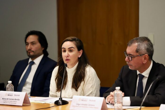 María del Carmen Bonilla, titular de la Unidad de Crédito Público y Asuntos Internacionales, explicó sobre los ingresos no tributarios que, en el Paquete Económico para 2025, se estableció, además, que el precio del petróleo se estimaba en 57.8 dólar por barril y que la expectativa en estos primeros días del año es que los precios del hidrocarburo muestren un repunte. María del Carmen Bonilla, titular de la Unidad de Crédito Público y Asuntos Internacionales, que el Fondo de Estabilización de los Ingresos Tributarios acumula un saldo de al menos 100,000 millones de pesos.