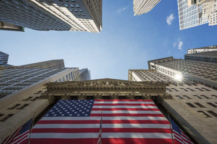 The New York Stock Exchange on Wall Street Se prevé crecimiento económico ligeramente más lento, mientras que la inflación se mantendría firme.